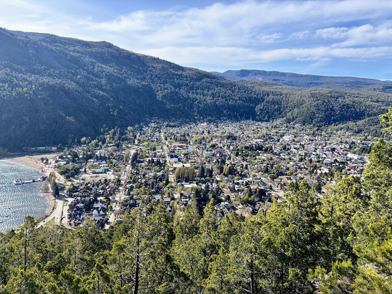 Vista panorámica de San Martín de los Andes con lago y montañas